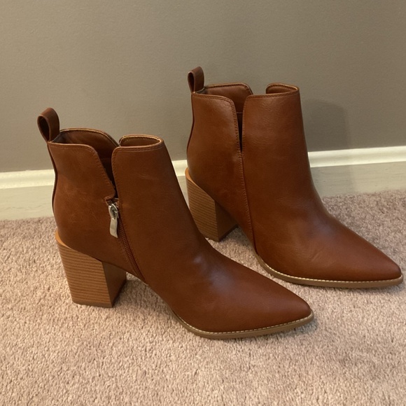 Juliet Holy women’s V cut ankle bootie - Picture 2 of 5